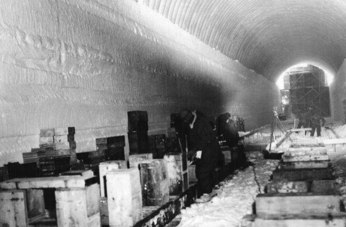 Theo các chuyên gia, tác động mà Dự án Iceworm gây ra đe dọa đến nhân loại. Nguyên do là bởi các nhà khoa học tính toán được nếu phần băng bao phủ Camp Century bắt đầu tan chảy vào năm 2100 thì các chất thải sinh học, hóa học (bao gồm 200.000 lít dầu diesel, hóa chất) và chất thải phóng xạ còn lại sẽ lan rộng ra môi trường. Sự cố này có thể phá vỡ các hệ sinh thái lân cận dẫn tới ảnh hưởng lớn đến cuộc sống của nhân loại.