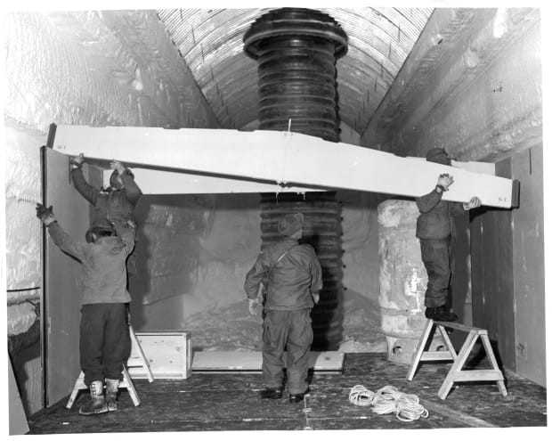 Nhằm đáp ứng nhu cầu thiết yếu cho các chuyên gia, kỹ sư, bên trong Trại Thế kỷ có các cửa hàng, phòng thí nghiệm, bệnh viện, rạp chiếu phim, phòng gym...