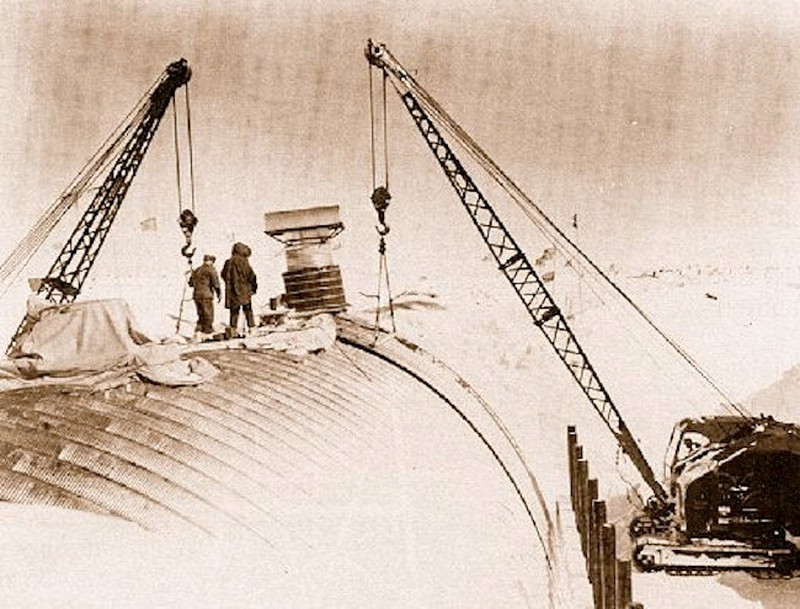 Tuy nhiên, Trại Thế kỷ không hoạt động hiệu quả như Mỹ dự kiến. Căn cứ này liên tục gặp một số sự cố như băng tan, các đường hầm nứt nẻ... khiến nơi đây không an toàn để sử dụng. Do đó, đến năm 1966, Trại Thế kỷ được niêm phong và bỏ hoang.