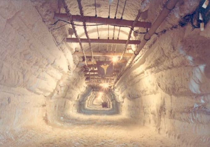 Bên trong khu vực rộng 140 km2 được Mỹ dùng để bố trí hơn 600 tên lửa mang đầu đạn hạt nhân và khoảng 11.000 người sống, làm việc tại đó.