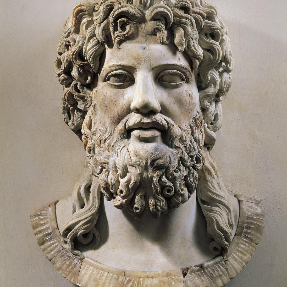 Không những vậy, phần trên của cánh cổng cũng có một cột đá granit khác.