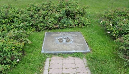 Việc hai dấu chân có kích thước khác nhau là hành động có chủ đích của nhà văn Yevgeny Kasimov và nghệ sĩ Alexander Shaburov. Họ là người phụ trách dự án dựng tượng đài đặc biệt này.