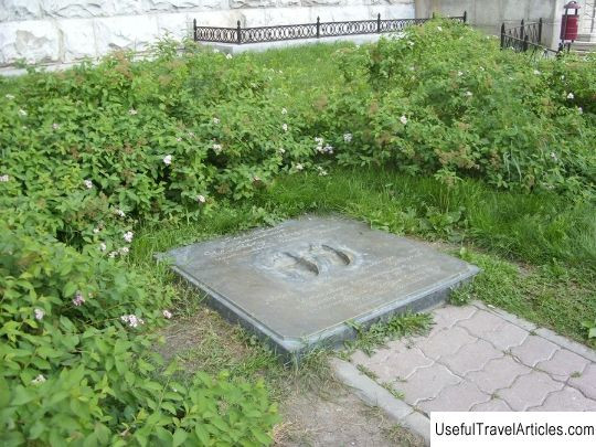 Trong khi dấu chân bên trái có kích cỡ 43 thì dấu chân bên phải là 42.