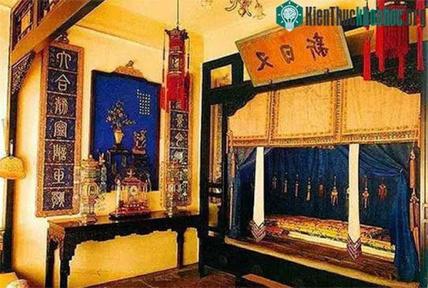 Vì vậy, từ "giường hẹp" khi phát âm nghe gần giống với từ "trường thọ". Xuất phát từ điều này, giường ngủ của hoàng đế và các phi tần đều rộng không quá 1m.