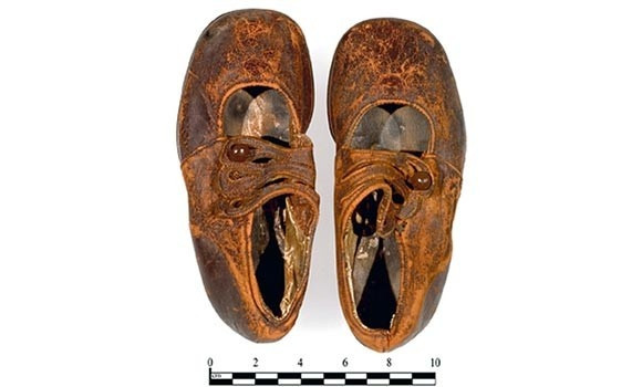 Vì không thấy thân nhân nào đến nhận lại nên ông Northover đã cất giữ chiếc giày nhỏ bé cẩn thận trong ngăn kéo của mình tại đồn cảnh sát. Sau khi ông Northover qua đời, cháu trai của ông tặng nó cho Bảo tàng Hàng hải Đại Tây Dương ở Halifax.