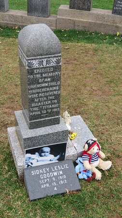 Sau đó, mọi việc có tiến triển nhờ một chiếc giày. Người giữ chiếc giày của "em bé vô danh" là Clarence Northover - trung sĩ cảnh sát Halifax vào năm 1912. Ông đã giữ một chiếc giày của đứa trẻ xấu số trên sau khi nhận nhiệm vụ bảo vệ các thi thể và một số đồ đạc, quần áo của nhiều nạn nhân trên con tàu Titanic.