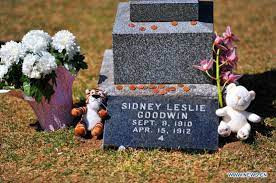 Kể từ đó, đứa trẻ này được gọi là "em bé vô danh". Trong những năm sau đó, các nhà điều tra nỗ lực xác định danh tính của em. Họ bỏ nhiều công sức để kiểm tra so sánh đối chiếu mẫu ADN với thân nhân của những bé trai dưới 3 tuổi tử vong trong vụ chìm tàu Titanic.