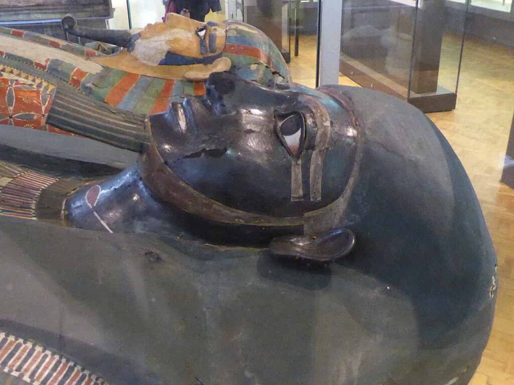 Cặp anh em này là con của một thống đốc địa phương giấu tên và có mẹ là Khnum-aa. Kể từ đây, xác ướp 2 nam giới này được các chuyên gia gọi là hai anh em.