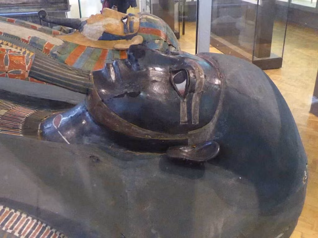 Cặp anh em này là con của một thống đốc địa phương giấu tên và có mẹ là Khnum-aa. Kể từ đây, xác ướp 2 nam giới này được các chuyên gia gọi là hai anh em.