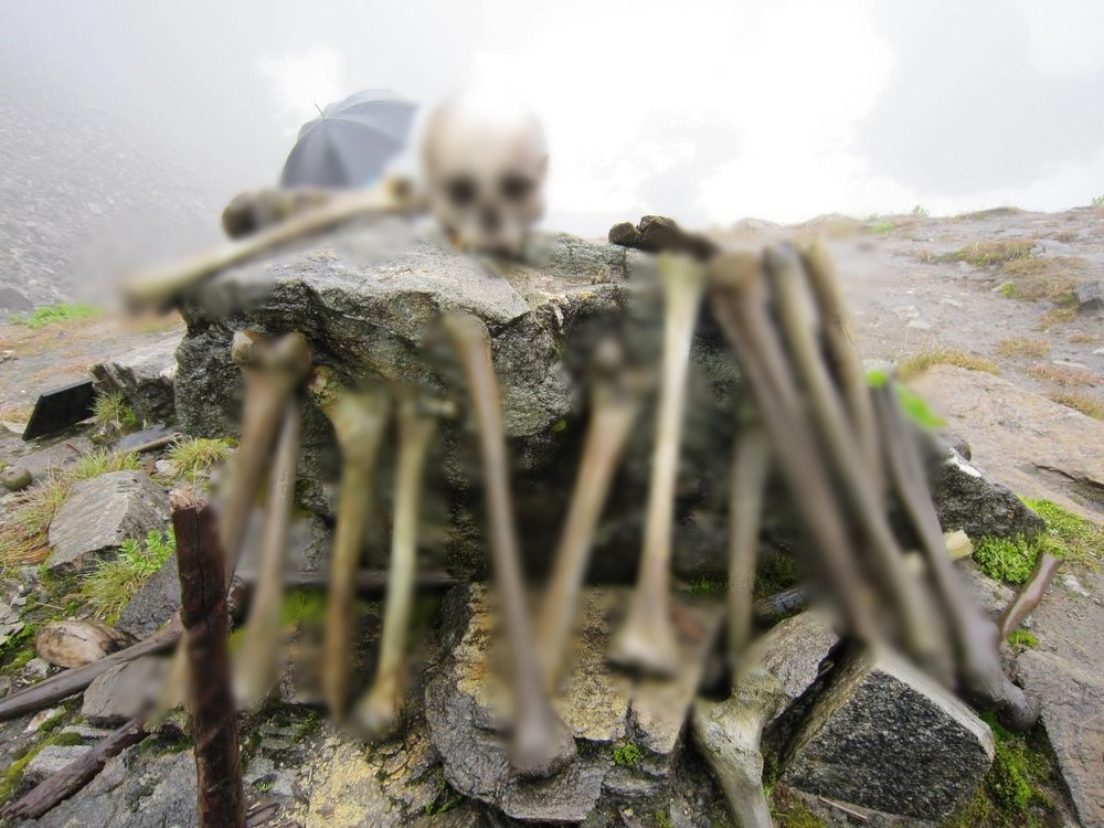 Theo đó, giới chức trách và các chuyên gia đã tới hồ Roopkund để tìm hiểu sự việc. Họ phát hiện có khảong 800 bộ hài cốt nhưng không có thi hài nào còn nguyên vẹn. V