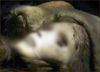 Quan tài chứa xác ướp công chúa Tân Cương còn đặt nhiều vàng bạc, châu báu. Điều này cho thấy công chúa Tân Cương là người có địa vị cao trong xã hội. Khi kiểm tra ADN xác ướp công chúa Tân Cương, các chuyên gia có phát hiện bất ngờ. Đó là người phụ nữ này mang trong người bộ gene di truyền lai giữa người phương Đông và phương Tây.