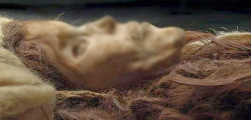 Trong số các xác ướp được tìm thấy, các chuyên gia đặc biệt chú ý đến một thi hài nữ giới được bảo quản nguyên vẹn.