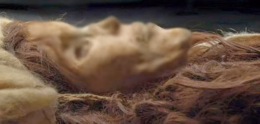 Trong số các xác ướp được tìm thấy, các chuyên gia đặc biệt chú ý đến một thi hài nữ giới được bảo quản nguyên vẹn.