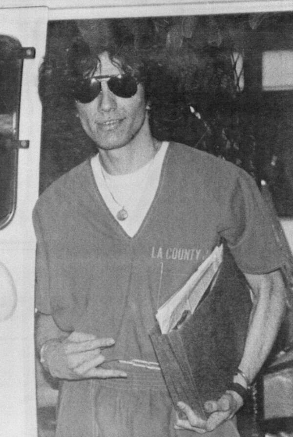 Richard Ramirez thỉnh thoảng để lại hình ngôi sao 5 cánh tại hiện trường hoặc trên thi thể nạn nhân bị sát hại. Mục tiêu của gã bao gồm cả trẻ con cho tới người già hơn 80 tuổi, không phân biệt gái trai, giàu nghèo.