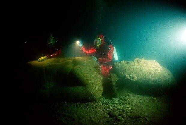 Thonis-Heracleion là một trong những thành phố "ngủ vùi" dưới nước nổi tiếng thế giới. Nơi này được phát hiện trong một cuộc khảo cổ ở vịnh Aboukir, vùng bờ biển phía bắc Ai Cập năm 2000.
