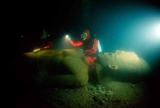 Thonis-Heracleion là một trong những thành phố "ngủ vùi" dưới nước nổi tiếng thế giới. Nơi này được phát hiện trong một cuộc khảo cổ ở vịnh Aboukir, vùng bờ biển phía bắc Ai Cập năm 2000.
