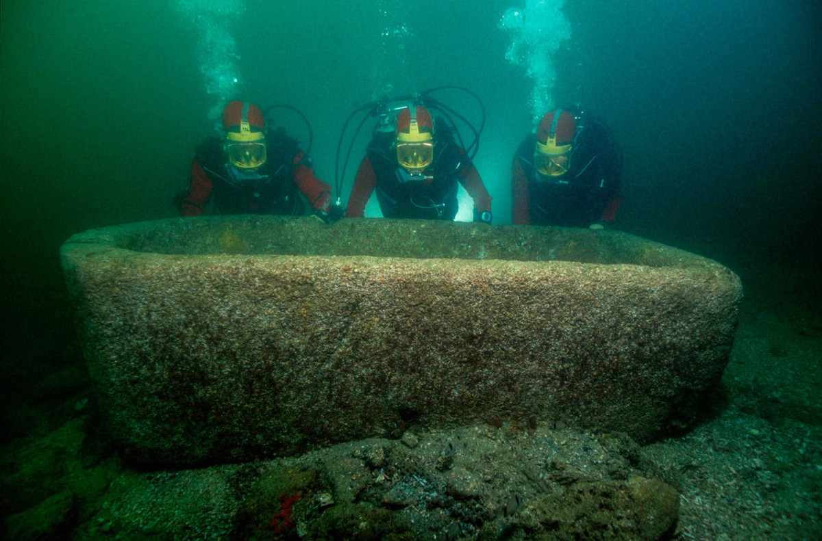 Tại vị trí tìm thấy thành phố Thonis-Heracleion, các chuyên gia phát hiện 64 xác tàu đắm và trục vớt những đồng tiền vàng, các bức tượng khổng lồ cao gần 5m, phiến đá có khắc chữ Hy Lạp và Ai Cập cổ đại... rồi đưa lên bờ làm sạch trước khi trưng bày trong bảo tàng.