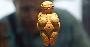 Nhờ vậy, các chuyên gia phát hiện đá vôi oolitic dùng để làm ra tượng thần Venus của Willendorf có nhiều điểm trùng khớp với vật liệu tương tự tìm thấy ở Italy.