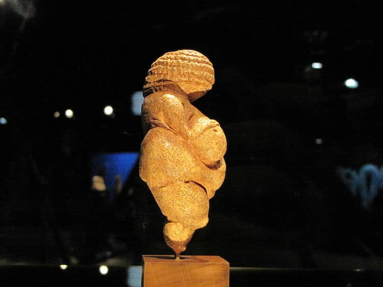 Các chuyên gia cũng phát hiện tượng thần Venus của Willendorf được sơn màu thổ hoàng. Người xưa đã chạm khắc bức tượng bằng công cụ bằng đá lửa.