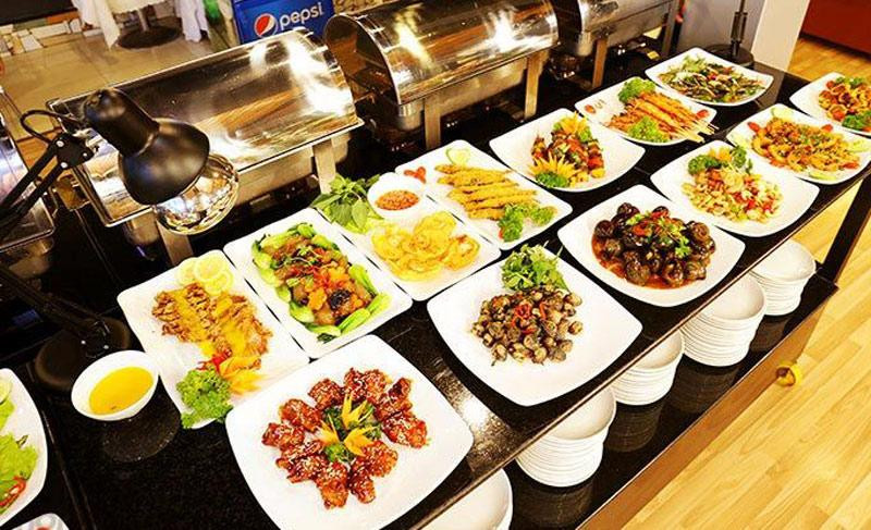 Moi dong khach da tan thu: Buc xuc vi dat phong, khach san ep mua them bua an