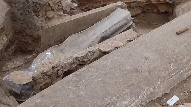 Trước đây, các nhà khoa học từng dùng camera nội soi để kiểm tra bên trong cỗ quan tài.