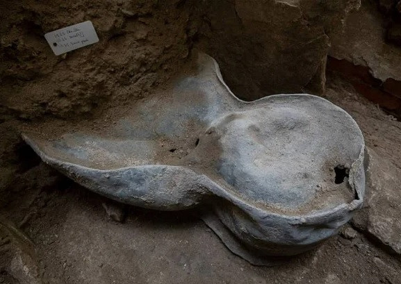 Theo nhà khảo cổ học Besnier, quan tài chì được tìm thấy có các vật dụng từ thế kỷ 14.