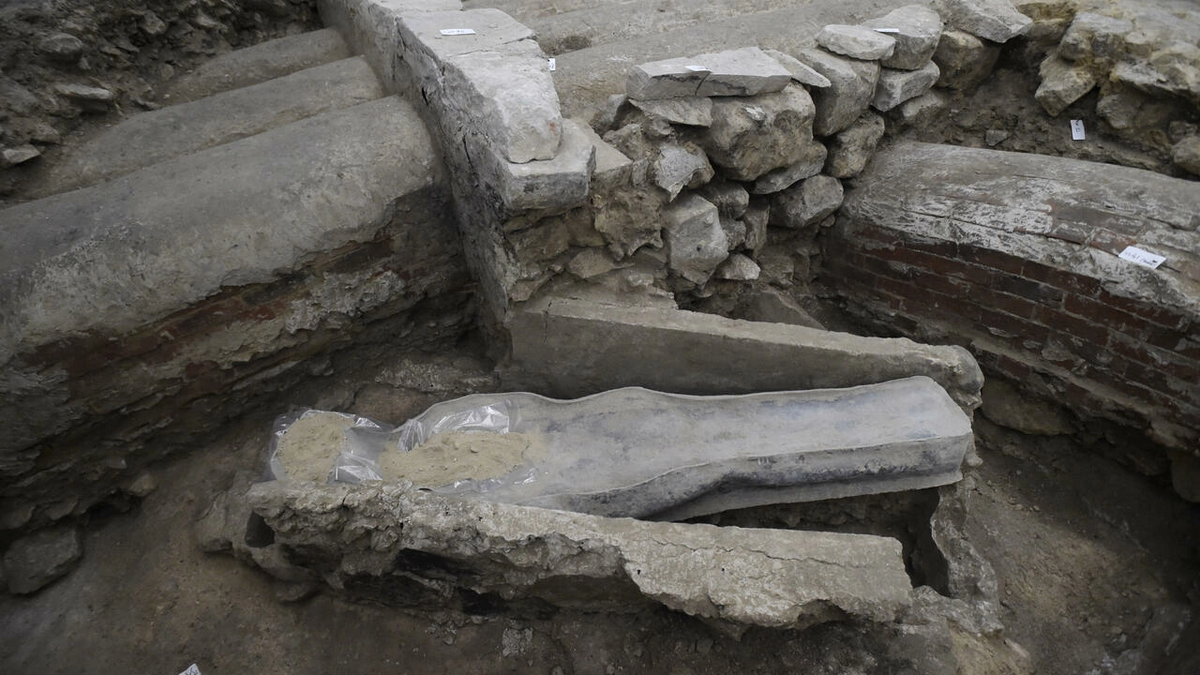 Sau khi được tìm thấy, chiếc quan tài được các chuyên gia cất giữ ở một địa điểm an toàn trước khi được gửi đến Viện Pháp y ở thành phố Toulouse, phía tây nam nước Pháp.