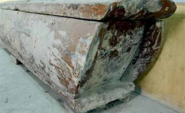 Theo đó, họ nhanh chóng thông báo với giới chức trách và các chuyên gia khảo cổ. Nhận được tin báo, các chuyên gia tới hiện trường để kiểm tra tình hình.