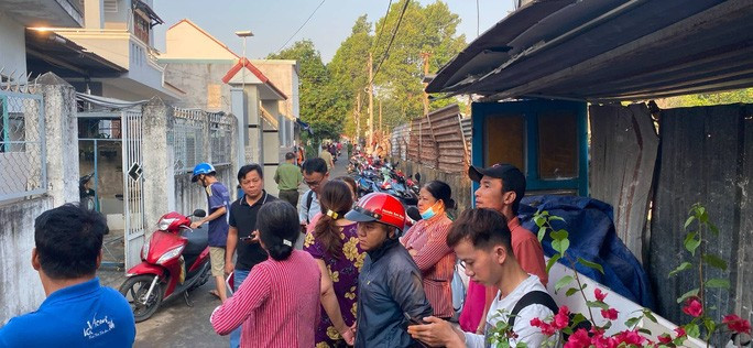 Người dân hiếu kỳ tập trung xung quanh khu vực xảy ra đám cháy.