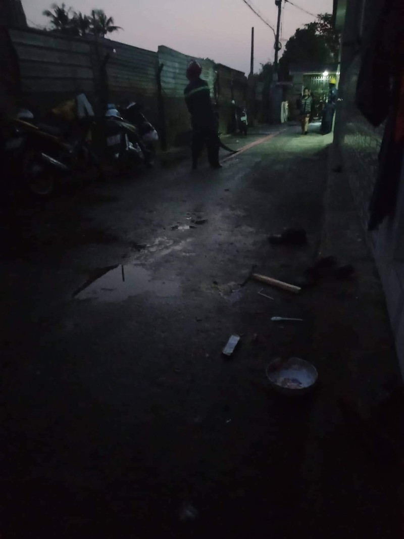 Lực lượng chữa cháy đã điều động 3 xe, 22 cán bộ chiến sĩ đến hiện trường chữa cháy, tuy nhiên do hẻm nhỏ nên công tác chữa cháy gặp nhiều khó khăn.