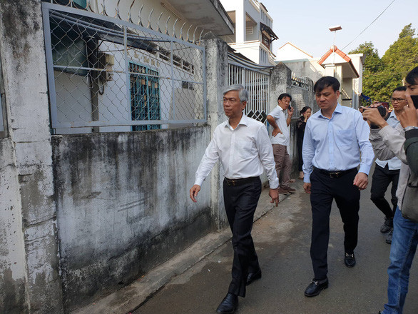 Ông Võ Văn Hoan - Phó chủ tịch UBND TP.HCM, ông Lê Hòa Bình - Giám đốc sở xây dựng - có mặt tại vụ cháy chia buồn cùng gia đình - Ảnh: Tuổi Trẻ. Danh sách nạn nhân vụ cháy Lê Thị Huệ (SN 1950), Lê Thị Tuyết Mai (SN 1976), Lê Hoàng Thanh (SN 1980), Lê Hoàng Tâm (SN 1983), Trần Mỹ Tuyền (SN 1990, vợ Thanh).