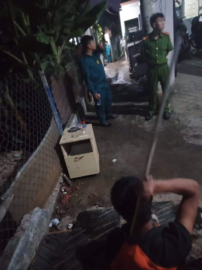 Cơ quan chức năng đang có mặt ở hiện trường để xử lý, điều tra vụ việc.