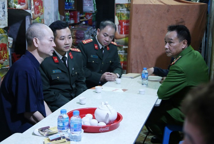  Các lãnh đạo đến thăm và động viên gia đình Trung úy Phạm Công Huy (sinh năm 1993, công tác tại Đội Phòng cháy, chữa cháy và cứu nạn, cứu hộ, Phòng Cảnh sát Phòng cháy, Công an thành phố Hà Nội). Ảnh: Vietnamnet. 