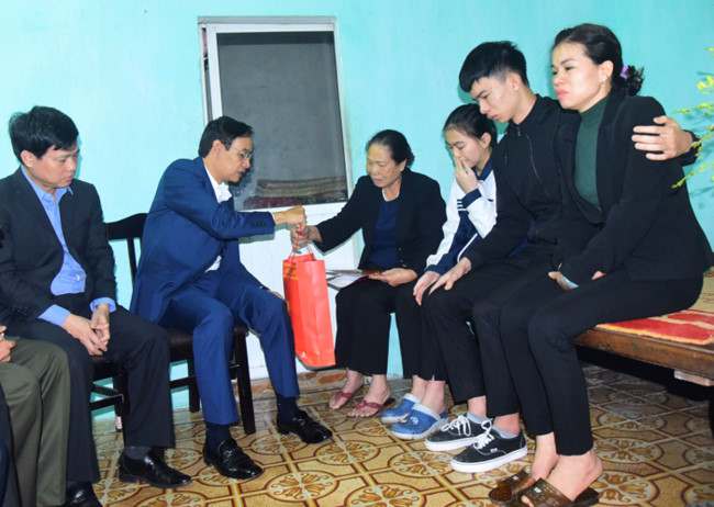  Phó Bí thư Thành ủy Đào Đức Toàn đến thăm và động viên gia đình thượng tá Nguyễn Huy Thịnh. Ảnh: Hanoi.gov.vn. 