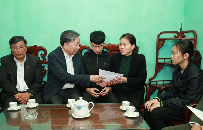  Đại tướng Tô Lâm cùng Đoàn lãnh đạo Bộ, các cục, đơn vị đã đến thăm, chia buồn và động viên gia đình 3 cán bộ, chiến sỹ Công an hy sinh trong vụ việc chống người thi hành công vụ xảy ra tại xã Đồng Tâm. Ảnh: CAND. 