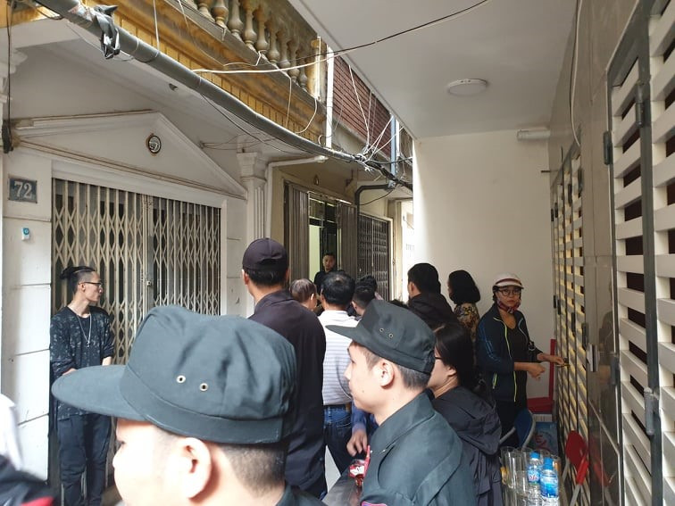  Phó Bí thư Thành ủy Hà Nội Đào Đức Toàn, Phó Chủ tịch UBND Thành phố Ngô Văn Quý; Phó Giám đốc Công an TP. Hà Nội Thiếu tướng Đào Thanh Hải đã đến thăm gia đình của thiếu úy Dương Đức Hoàng Quân (sinh năm 1992) – một trong 3 cán bộ, chiến sĩ công an hy sinh trong vụ gây rối ở Đồng Tâm (huyện Mỹ Đức, Hà Nội). Ảnh: Lao Động. 