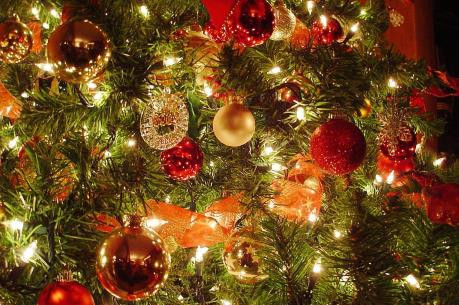 Greenland có một số món ăn rất kỳ lạ trong ngày Giáng sinh như Mattak hay Kiviak. Mattak là da cá voi có một dải mỡ bên trong hay Kiviak là món ăn làm từ xác của một loại chim biển bọc trong da hải cẩu và để phân hủy hoàn toàn trong vòng 7 tháng.