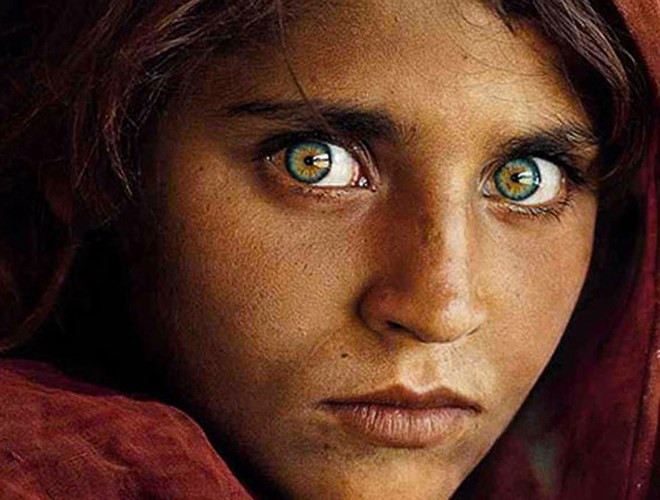 Cô gái trẻ người Afghanistan này giờ đây chắc đã thành thiếu nữ, vì đôi mắt của cô được phát hiện tình cờ trong trại tị nạn ở Pakistan