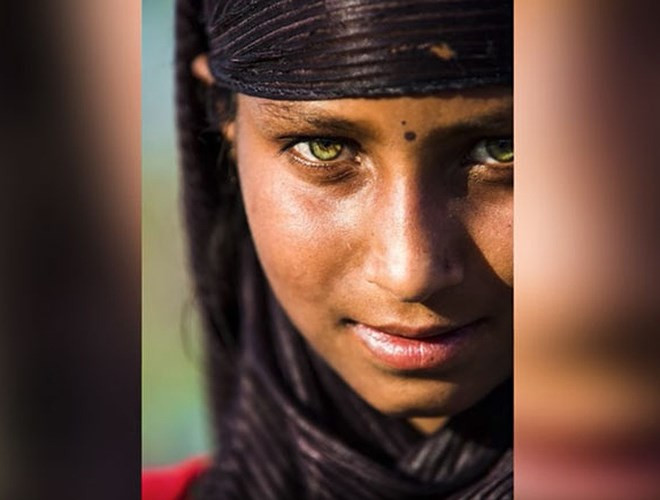 Azu là một cô bé khoảng 13 tuổi, sống ở Jaipur, thủ phủ của bang Rajasthan, Ấn Độ. Cô có đôi mắt xanh lá cây đẹp đến kỳ lạ, với nhãn cầu màu vàng xám. Đôi mắt dường như nói rằng, cô bé này có khả năng nhìn xuyên thấu.