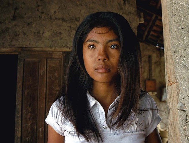 Cô bé này sinh sống tại làng gốm Bàu Trúc thuộc xã Phú Quý, huyện Ninh Phước. Em là Thạch Thị Sa Pa (14 tuổi, học sinh lớp 8), con của một cặp vợ chồng người Chăm. Có lúc đôi mắt em ánh lên vẻ u buồn sâu thẳm của người Chăm luôn mang một nổi niềm uẩn khuất, có lúc đẹp rạng rỡ như một diễn viên điện ảnh. Đặc biệt em không bao giờ cười