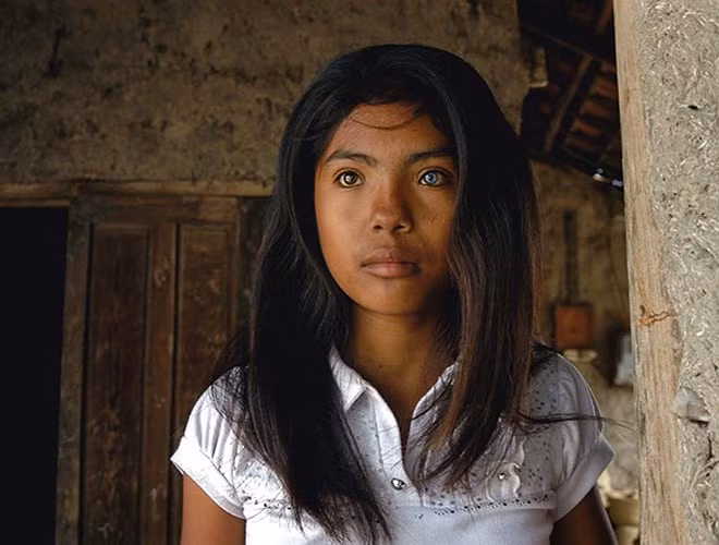 Cô bé này sinh sống tại làng gốm Bàu Trúc thuộc xã Phú Quý, huyện Ninh Phước. Em là Thạch Thị Sa Pa (14 tuổi, học sinh lớp 8), con của một cặp vợ chồng người Chăm. Có lúc đôi mắt em ánh lên vẻ u buồn sâu thẳm của người Chăm luôn mang một nổi niềm uẩn khuất, có lúc đẹp rạng rỡ như một diễn viên điện ảnh. Đặc biệt em không bao giờ cười