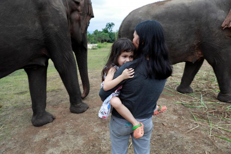 Emily Barton, 4 tuổi, theo cha tới buổi chơi nhạc.