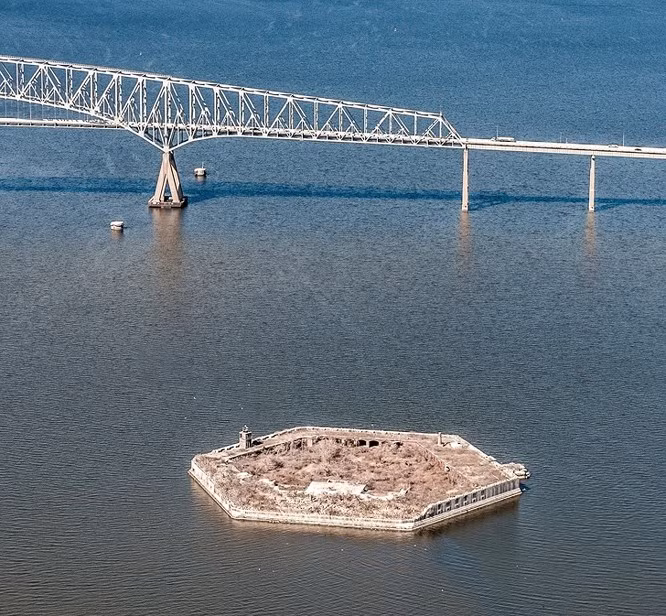 9. Pháo đài Carroll Nhiều người nghĩ rằng mơ ước sở hữu cả một hòn đảo chỉ đối với những người siêu giàu. Tuy nhiên ít ai biết rằng một số đảo có giá rất phải chăng nhưng không ai muốn mua. Ví dụ điển hình là pháo đài Carroll, rẻ đến mức đáng kinh ngạc. Pháo đài này được xây dựng bởi Quân đội Hoa Kỳ, nhưng một thời gian đã từng thuộc sở hữu tư nhân. Chủ sở hữu đã lên kế hoạch biến nó thành một trung tâm giải trí với một khách sạn, nhà hàng và một sòng bạc, tuy nhiên đã không thực hiện được dự án. Nguyên nhân chủ yếu do trước đây nơi này là nơi sinh sống của rất nhiều loài chim, việc xây dựng phải đảm bảo không gây hại đến chúng. Vì thế kế hoạch xây dựng bất khả thi và chủ sở hữu hiện tại đang cố gắng bán nó sớm nhất có thể.