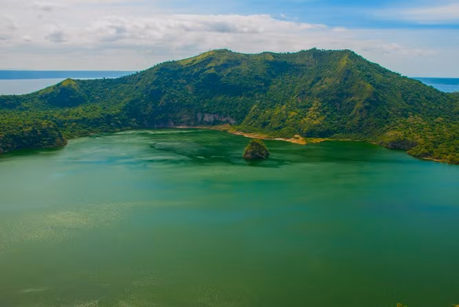 8. Đảo Vulcan Ở phía bắc Philippines, có hồ tên là Taal. Giữa hồ, có một hòn đảo tên là Taal Vulcano, giữa đảo lại có một hồ nước nhỏ. Thực chất, hòn đảo ngập nước chính là miệng một núi lửa đã ngừng hoạt động, gọi là đảo Vulcan.