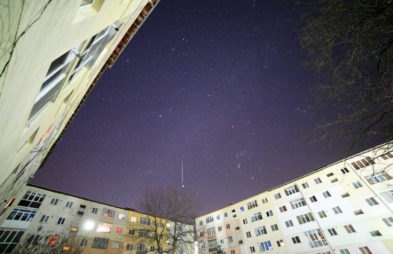 Phaethon quay quanh Mặt Trời gần hơn bất kỳ tiểu hành tinh nào khác và nó mất 1,4 năm để hoang thành chu kỳ quay. Khi tiến tới gần Mặt Trời, nó đạt tới 1.300 độ F và rơi ra những mảnh vụn. Ảnh: Brotoiu Radu tới từ Breaza, PH, Romania may mắn quan sát được trận mưa sao băng lớn nhất năm từ chính khu phố thắp đèn sáng cạnh nhà. (Nguồn ảnh: Earth Sky)