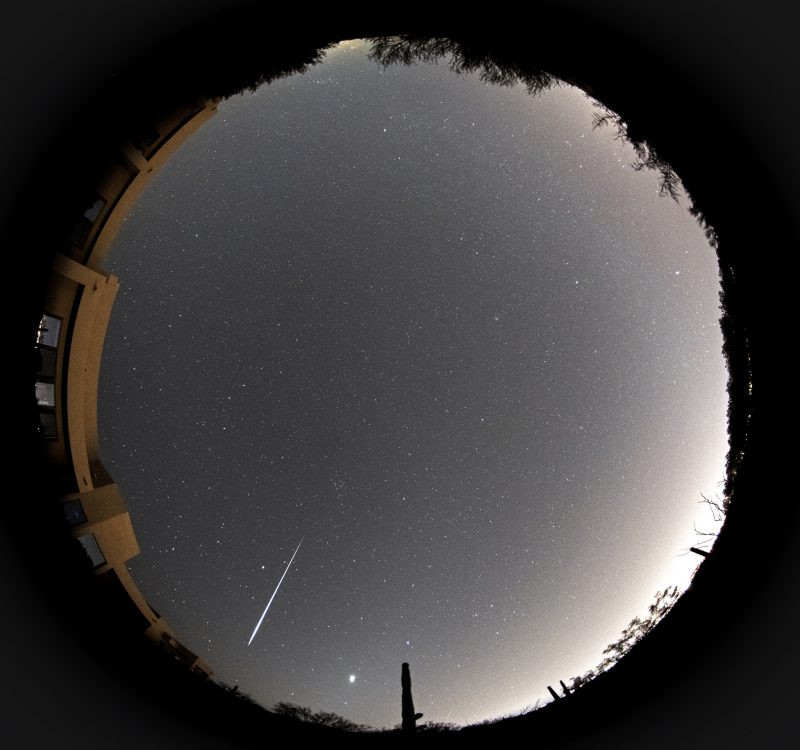 Mới đây, trận mưa sao băng Geminids đạt đỉnh vào đêm nay 14/12 rạng sáng ngày mai 15/12 theo giờ Việt Nam. Trận mưa sao băng đạt cực đỉnh vào khoảng lúc 2 giờ sáng. Hình ảnh do Eliot Herman đến từ Tucson, Arizona, Mỹ chụp được, Eliot cho biết chụp được hơn 100 vệt sao băng trong khoảng thời gian từ 2h30 tới 5h sáng 14/12, thời điểm ngắm sao băng Geminids đẹp nhất ở Mỹ. (Ảnh: Earth Sky)