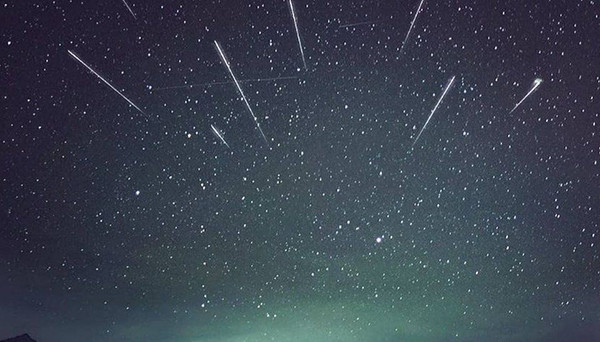 Ảnh tuyệt đẹp được ghi lại ở Hampshire, Anh với sự xuất hiện của cụm sao Pleiades, chòm sao Kim Ngưu, sao Aldebaran, sao chổi và sao băng Geminids. (Ảnh: BBC)
