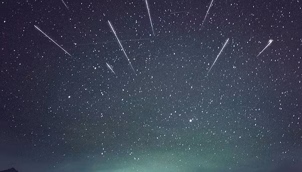 Ảnh tuyệt đẹp được ghi lại ở Hampshire, Anh với sự xuất hiện của cụm sao Pleiades, chòm sao Kim Ngưu, sao Aldebaran, sao chổi và sao băng Geminids. (Ảnh: BBC)