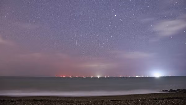 Vệt sao băng được Jonas Yip ghi lại khi ngồi trên bãi biển Lance ở West Sussex, Anh.