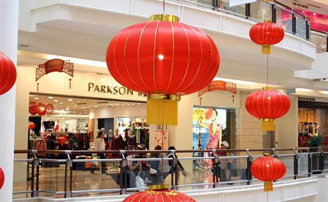 Malaysia là đất nước theo đạo Hồi, vì thế du khách tới đây nên ăn mặc lịch sự. Người dân đều phải mặc quần dài, váy dài, che kín vai. Phụ nữ ở đây cũng thận trọng khi chọn đồ bơi, nhiều người mặc nguyên cả bộ đồ gồm cả khăn che đầu đi tắm biển.